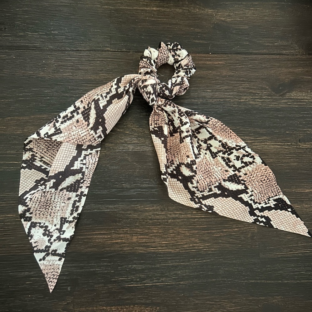 Dressy ponytail holder